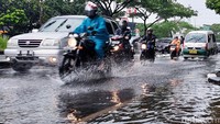 Ar meluap ke badan Jalan Soekarno Hatta, Kota Bandung, Selasa (8/3/2022) sore.