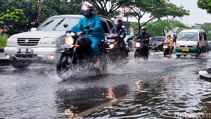 Hujan dengan intensitas tinggi gugur Kota Bandung kurang lebih satu jam. Pantauan dertikJabar, Selasa (8/3/2022) sore akibat drainase buruk, air meluap ke badan Jalan Soekarno Hatta, Kota Bandung.