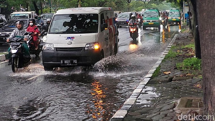 Hujan dengan intensitas tinggi gugur Kota Bandung kurang lebih satu jam. Pantauan dertikJabar, Selasa (8/3/2022) sore akibat drainase buruk, air meluap ke badan Jalan Soekarno Hatta, Kota Bandung.