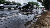 Akibatnya terjadi pelambatan arus lalu lintas di jalan tersebut.