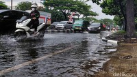 Genangan ini akibat hujan selama kurang lebih satu jam.