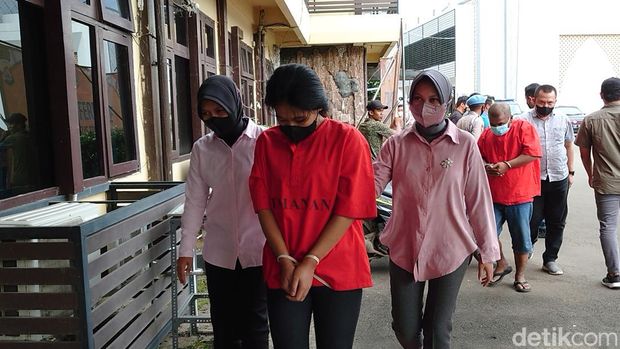 Dua pria ditangkap polisi karena menjanjikan membawa ABG di Cilegon untuk dijadikan PSK di Pekanbaru, Riau. (M Iqbal/detikcom)