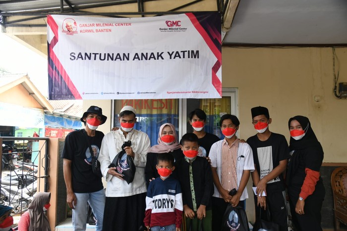 Dukung Nyapres 2024, Relawan Ganjar Bagi-bagi Sembako hingga Buku