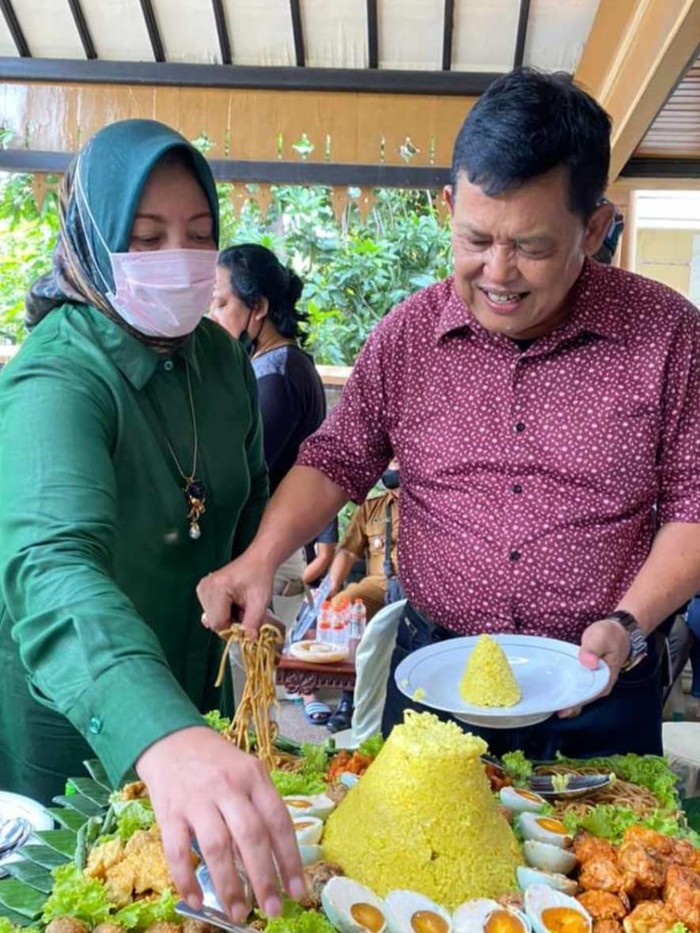 Eks Wali Kota Pasuruan, Setiyono, menghirup udara bebas setelah menjalani masa tahanan selama 3,5 tahun