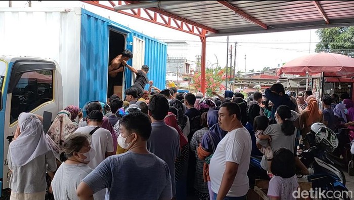 Emak-emak di Bengkulu Utara berburu minyak goreng di minimarket