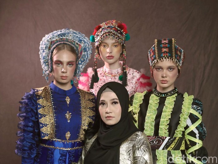 Foto desainer Yanti Adeni bersama koleksi signaturenya. Foto Yanti Adeni bersama model yang memperagakan koleksi rancangannya.