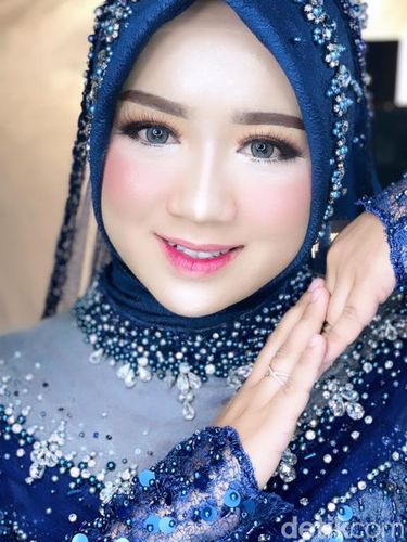 Foto wanita yang menjalani acara gusaran, sebgaja mengenakan busana bak pengantin.
