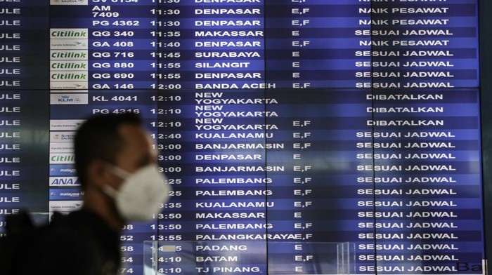 Sejumlah calon penumpang pesawat melakukan lapor diri di Terminal 3 Bandara Soekarno Hatta, Tangerang, Banten, Selasa (8/3/2022). Satuan Tugas (Satgas) Penanganan COVID-19 menghapus persyaratan hasil tes negatif PCR dan antigen bagi pelaku perjalanan domestik yang telah menerima vaksin dosis kedua atau vaksin dosis ketiga (booster) COVID-19 yang berlaku per 8 Maret 2022. ANTARA FOTO/Fauzan/aww.