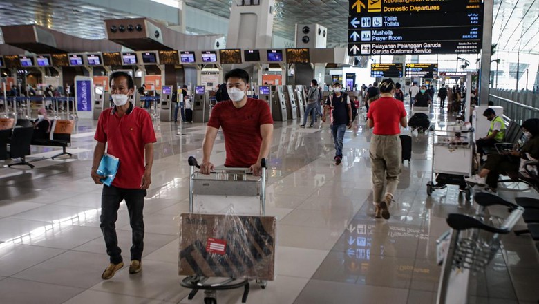 Sejumlah calon penumpang pesawat melakukan lapor diri di Terminal 3 Bandara Soekarno Hatta, Tangerang, Banten, Selasa (8/3/2022). Satuan Tugas (Satgas) Penanganan COVID-19 menghapus persyaratan hasil tes negatif PCR dan antigen bagi pelaku perjalanan domestik yang telah menerima vaksin dosis kedua atau vaksin dosis ketiga (booster) COVID-19 yang berlaku per 8 Maret 2022. ANTARA FOTO/Fauzan/aww.