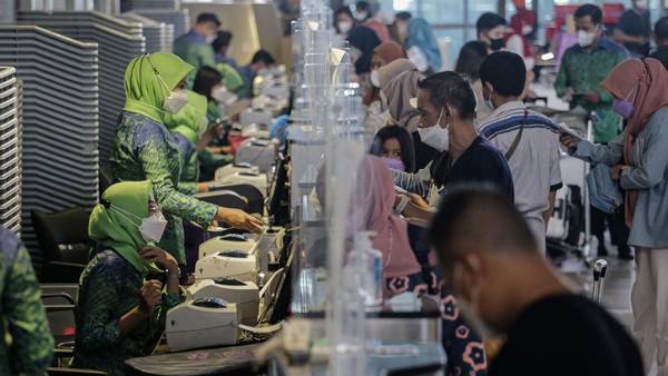 Sejumlah calon penumpang pesawat melakukan lapor diri di Terminal 3 Bandara Soekarno Hatta, Tangerang, Banten, Selasa (8/3/2022).   