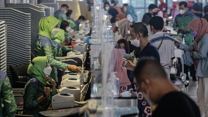 Gaes, Naik Pesawat Nggak Perlu Tes COVID-19 Lagi Sejumlah calon penumpang pesawat melakukan lapor diri di Terminal 3 Bandara Soekarno Hatta, Tangerang, Banten, Selasa (8/3/2022). Satuan Tugas (Satgas) Penanganan COVID-19 menghapus persyaratan hasil tes negatif PCR dan antigen bagi pelaku perjalanan domestik yang telah menerima vaksin dosis kedua atau vaksin dosis ketiga (booster) COVID-19 yang berlaku per 8 Maret 2022. ANTARA FOTO/Fauzan/aww.