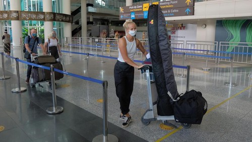 Sejumlah calon penumpang pesawat melakukan lapor diri di Terminal 3 Bandara Soekarno Hatta, Tangerang, Banten, Selasa (8/3/2022). Satuan Tugas (Satgas) Penanganan COVID-19 menghapus persyaratan hasil tes negatif PCR dan antigen bagi pelaku perjalanan domestik yang telah menerima vaksin dosis kedua atau vaksin dosis ketiga (booster) COVID-19 yang berlaku per 8 Maret 2022. ANTARA FOTO/Fauzan/aww.