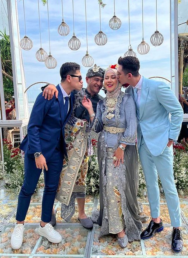 Momen bahagia Venna Melinda dan Ferry Irawan kian lengkap berkat kehadiran kedua anaknya, Verrell Bramasta dan Athalla Naufal. (Foto: Instagram/@bramastavria)