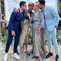 Momen bahagia Venna Melinda dan Ferry Irawan kian lengkap berkat kehadiran kedua anaknya, Verrell Bramasta dan Athalla Naufal. (Foto: Instagram/@bramastavria)