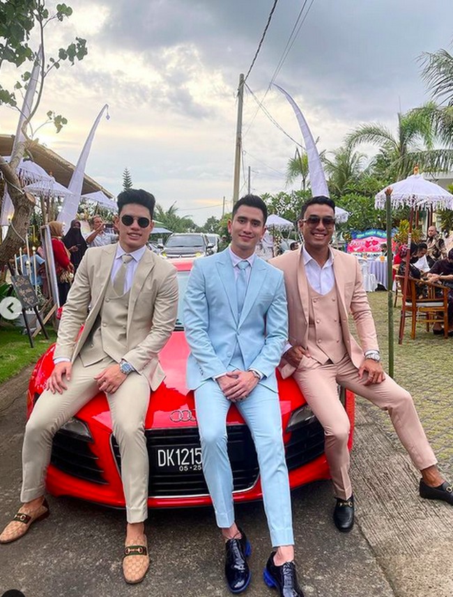 Dasi senada ikut melengkapi gaya formalnya tersebut. Tidak ketinggalan sepasang sepatu klasik berwarna hitam. (Foto: Instagram/@bramastavria)