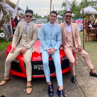 Dasi senada ikut melengkapi gaya formalnya tersebut. Tidak ketinggalan sepasang sepatu klasik berwarna hitam. (Foto: Instagram/@bramastavria)