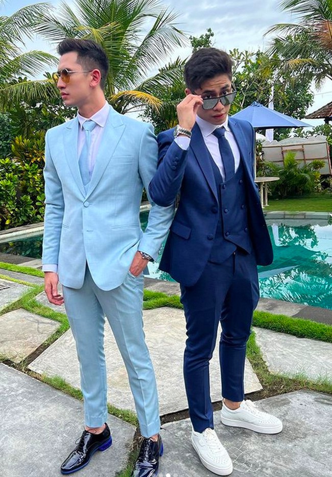 Verrell dan Athalla kompak berbalut jas. Gaun biru pastel menjadi andalan Verrell. (Foto: Instagram/@bramastavria)