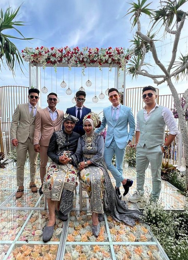 Kemeja berpotongan slim-fit tersebut sukses mempertegas postur tubuh Verrell yang atletis. (Foto: Instagram/@bramastavria)