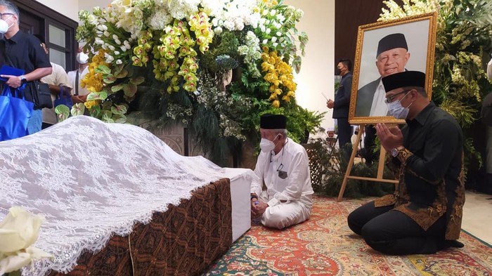 Gubernur Jabar Ridwan Kamil saat melayat almarhum Arifin Panigoro.
