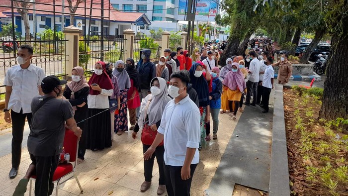 Operasi pasar minyak goreng digelar di Bengkulu oleh Dinas Perindustrian dan Perdagangan (Disperindag) Provinsi Bengkulu. Menghindari kecurangan, warga diwajibkan mencelupkan jari ke tinta.