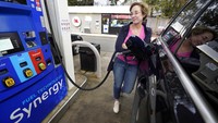 Dikutip dari Reuters, Senin (7/3/2022), berdasarkan data AAA harga rata-rata bensin reguler mencapai US$ 4 per galon atau setara Rp 57.200 pada hari Minggu. Per galon setara dengan 3,785 liter. (AP/Steven Senne)
