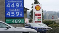Angka tersebut naik 11% dari US$ 3,6 pekan sebelumnya dan naik 45% dari US$ 2,7 tahun lalu. (AP/Ted S. Warren)  