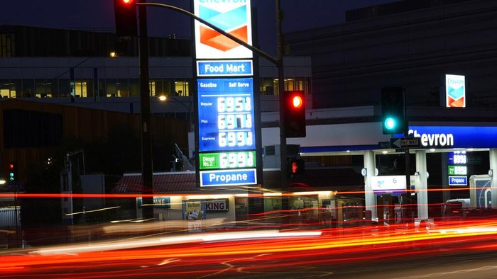 Imbas Sanksi Rusia, Harga Bensin di AS Naik Gila-gilaan Gas prices are advertised at over $6 a gallon, Monday, March 7, 2022, in Los Angeles.