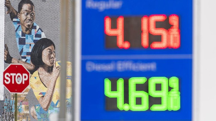 Imbas Sanksi Rusia, Harga Bensin di AS Naik Gila-gilaan Gas prices are advertised at over $6 a gallon, Monday, March 7, 2022, in Los Angeles.