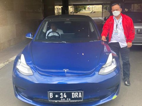 Bareskrim Polri akan menyita sejumlah aset mewah milik tersangka kasus aplikasi investasi bodong Binomo Indra Kenz. Satu unit mobil jenis Tesla itu kini sudah diserahkan ke Bareskrim.