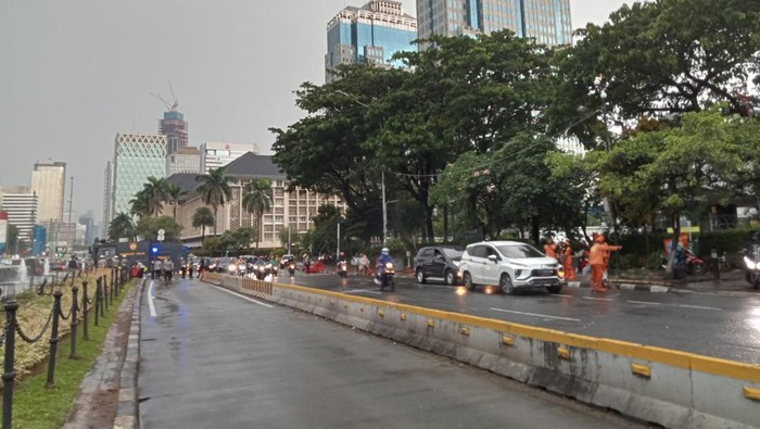 Jalan Medan Merdeka Barat kembali dibuka usai demo buruh