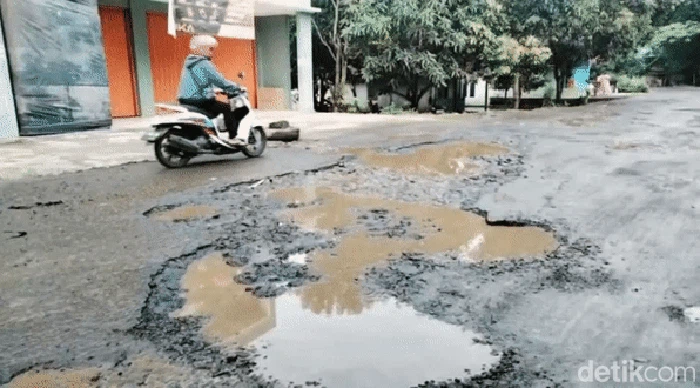 Jalan rusak di Cianjur Selatan.