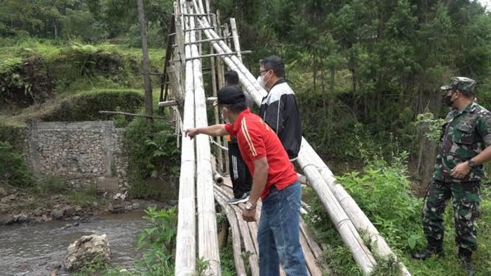 Jembatan reyot di Kecamatan Balusu Toraja Utara diperbaiki.