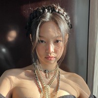 Jennie BLACKPINK menjadi personel pertama yang dikenalkan kepada publik saat debut. Penjualan brand kecantikan Hera meningkat lima kali lipat setelah mendapuknya menjadi model. Dia kini berstatus global ambassador Chanel. Foto: dok. Instagram jennierubyjane