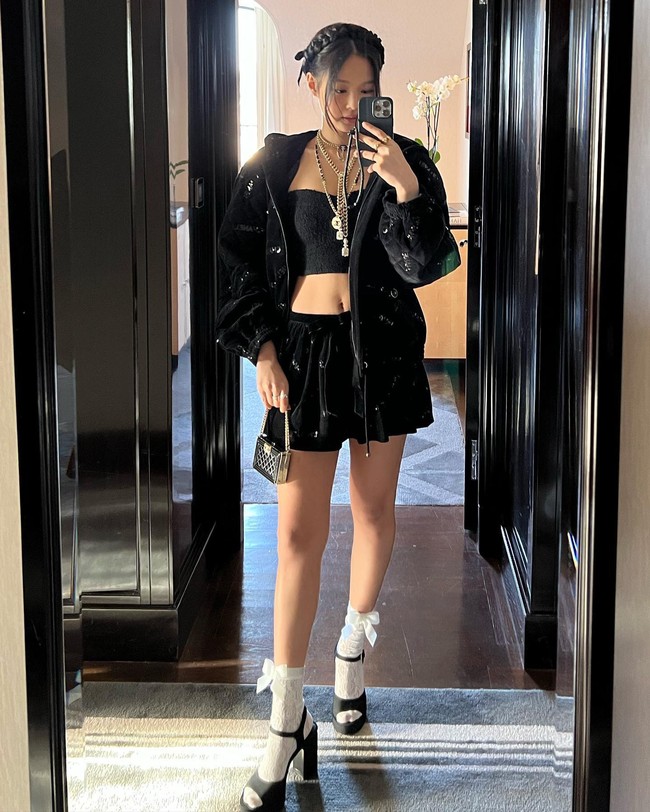 Jennie mengunggah mirror selfie sebelum berangkat ke venue acara. Dia memakai bralette dan rok mini berbahan beludru yang senada dengan jaket oversized-nya. Foto: dok. Instagram jennierubyjane