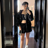 Jennie mengunggah mirror selfie sebelum berangkat ke venue acara. Dia memakai bralette dan rok mini berbahan beludru yang senada dengan jaket oversized-nya. Foto: dok. Instagram jennierubyjane
