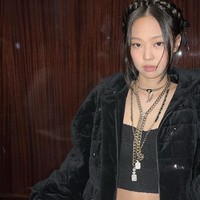 Kekasih G-Dragon itu memakai busana serba hitam. Kontras dengan penampilannya di Paris Fashion Week 2021, saat memakai atasan crop dan rok mini berwarna merah. Foto: dok. Instagram jennierubyjane