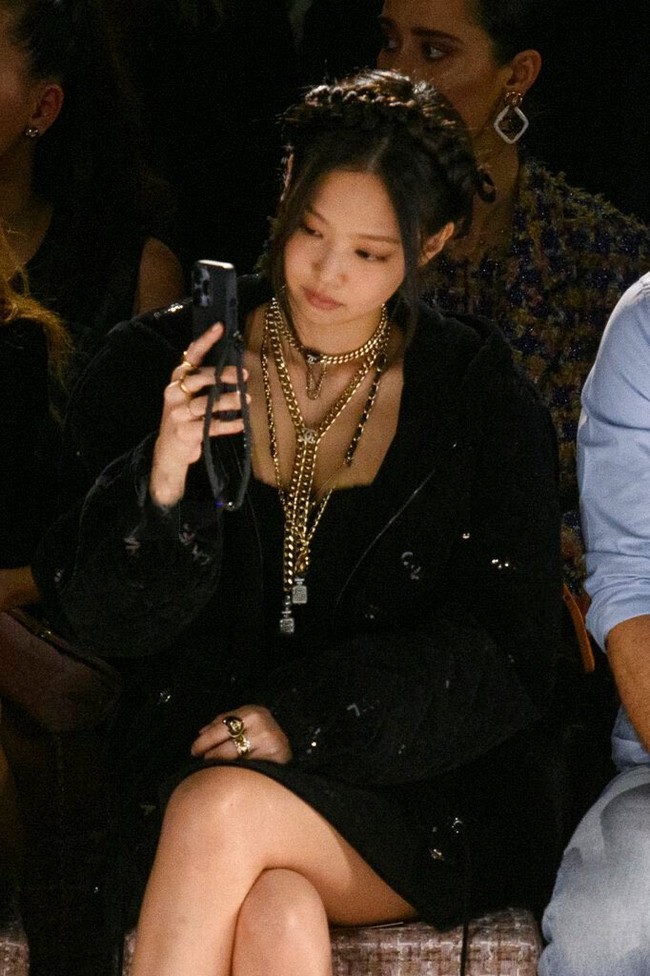 Idol 26 tahun itu juga mengabadikan momen Paris Fashion Week seperti yang terlihat dalam unggahan Instagram Story-nya @jennierubyjane. Foto: dok. Vianney Le Caer/Invision/AP/Vianney Le Caer