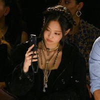 Idol 26 tahun itu juga mengabadikan momen Paris Fashion Week seperti yang terlihat dalam unggahan Instagram Story-nya @jennierubyjane. Foto: dok. Vianney Le Caer/Invision/AP/Vianney Le Caer