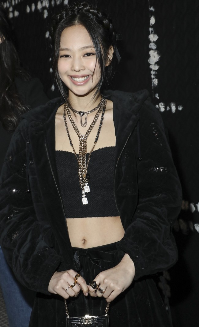 Dia memakai sejumlah kalung emas koleksi Chanel sebagai fashion statement, dengan beberapa cincin emas di jari-jarinya. Foto: dok. Vianney Le Caer/Invision/AP/Vianney Le Caer