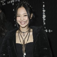 Dia memakai sejumlah kalung emas koleksi Chanel sebagai fashion statement, dengan beberapa cincin emas di jari-jarinya. Foto: dok. Vianney Le Caer/Invision/AP/Vianney Le Caer