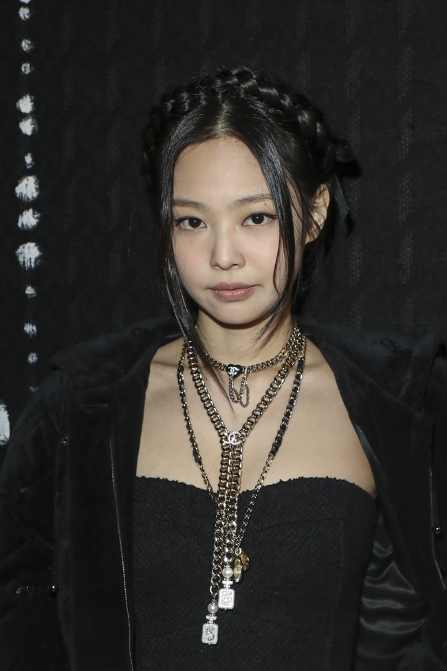 Stylist kerap memadukan heels dan kaus kaki panjang untuk Jennie. Dia tampil dengan perpaduan gaya vintage dan modern. Gaya rambut Jennie BLACKPINK membuatnya terlihat seperti memakai crown. Foto: dok. Vianney Le Caer/Invision/AP/Vianney Le Caer