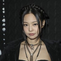 Stylist kerap memadukan heels dan kaus kaki panjang untuk Jennie. Dia tampil dengan perpaduan gaya vintage dan modern. Gaya rambut Jennie BLACKPINK membuatnya terlihat seperti memakai crown. Foto: dok. Vianney Le Caer/Invision/AP/Vianney Le Caer