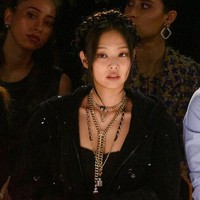 Selama gelaran Paris Fashion Week, Jennie BLACKPINK duduk di front row berdampingan dengan brand ambassador Chanel, Caroline de Maigret, seorang model asal Prancis. Foto: dok. Vianney Le Caer/Invision/AP/Vianney Le Caer