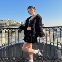 Pelantun lagu SOLO itu menjinjing tas kecil yang mempermanis penampilannya. Jennie BLACKPINK pun memamerkan pemandangan dari balkon penginapannya. Foto: dok. Instagram jennierubyjane