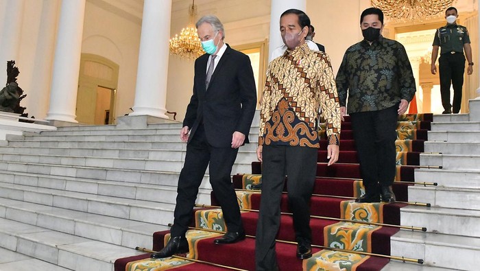 Presiden Joko Widodo (kiri) didampingi Menteri BUMN Erick Thohir (kedua kiri) berbincang dengan Mantan PM Inggris Tony Blair (kedua kanan) di Istana Bogor, Jawa Barat, Selasa (8/3/2022). Dalam pertemuan tersebut Presiden Jokowi dan Tony Blair membahas soal ekonomi hijau dan IKN. ANTARA FOTO/Setpres/Agus Suparto/sgd/tom.