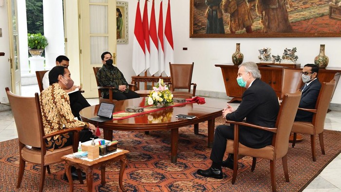 Presiden Joko Widodo (kiri) didampingi Menteri BUMN Erick Thohir (kedua kiri) berbincang dengan Mantan PM Inggris Tony Blair (kedua kanan) di Istana Bogor, Jawa Barat, Selasa (8/3/2022). Dalam pertemuan tersebut Presiden Jokowi dan Tony Blair membahas soal ekonomi hijau dan IKN. ANTARA FOTO/Setpres/Agus Suparto/sgd/tom.