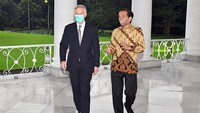 Presiden Jokowi menyambut kedatangan mantan PM Inggris Tony Blair di Istana Bogor, Jawa Barat.