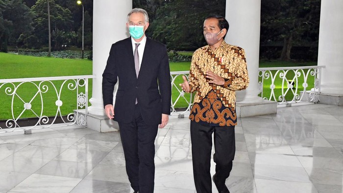 Presiden Joko Widodo (kiri) didampingi Menteri BUMN Erick Thohir (kedua kiri) berbincang dengan Mantan PM Inggris Tony Blair (kedua kanan) di Istana Bogor, Jawa Barat, Selasa (8/3/2022). Dalam pertemuan tersebut Presiden Jokowi dan Tony Blair membahas soal ekonomi hijau dan IKN. ANTARA FOTO/Setpres/Agus Suparto/sgd/tom.