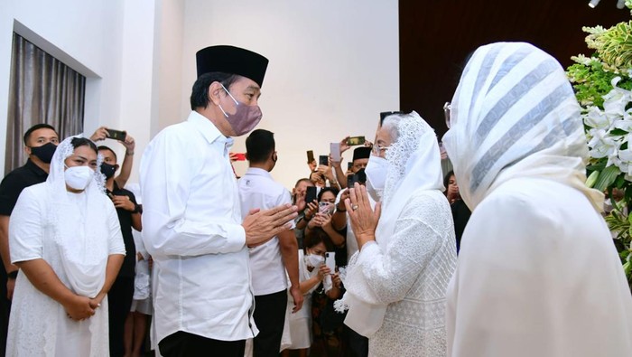 Jokowi Takziah ke Rumah Duka Almarhum Arifin Panigoro