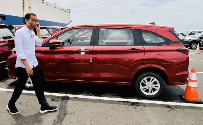 Presiden Joko Widodo membuka pintu mobil saat meninjau pelepasan ekspor mobil ke sejumlah negara, di Pelabuhan Patimban, Kabupaten Subang, Jawa Barat, Selasa (8/3/2022). Pelabuhan Patimban mulai melakukan ekspor kendaraan pada 17 Desember 2021, dan hingga kini ekspor kendaraan secara utuh atau completely built up (CBU) telah mencapai 24,000 unit, ANTARA FOTO/HO-Biro Pers Sekretariat Presiden/tom.